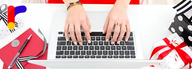 clavier d'ordinateur entouré de cadeaux aux couleurs de Noël